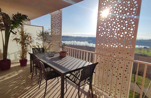 Monteux Apartment | On the edge of the lake and its beaches and a 6-minute walk from SPIROU and WAVE island parks.