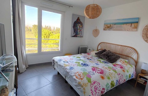 Monteux Apartment | On the edge of the lake and its beaches and a 6-minute walk from SPIROU and WAVE island parks.