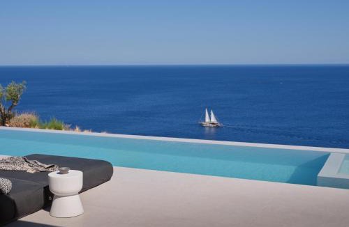 Korithi Villa | On The Rocks 2 Bedroom Villa