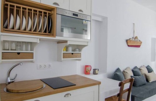 Ios Town House | On The Rocks - The Retreat - Serviced Studio
