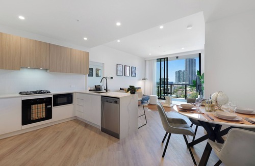 Southport Apartment | Opulent 2BR Sky View Parking, Pool, Gym & Sauna