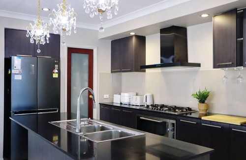 Coomera House | Palm Breeze Luxury House With A Private Pool