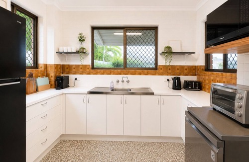 Runaway Bay House | Palm Cove Waters Retreat - Walk to Broadwaters!