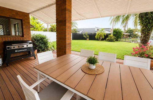 Runaway Bay House | Palm Cove Waters Retreat - Walk to Broadwaters!