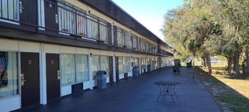 Parker Street Hotel | Paramount Lakeside Inn & Suites