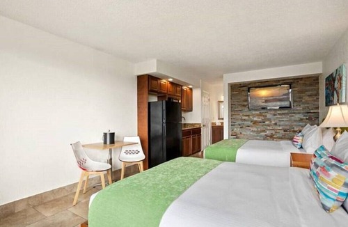 Historic Downtown Kissimmee Hotel | Park Royal Orlando Suite Located in the Entertainment District