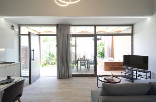 Adelianos Kampos Villa | Perla, the Beach House. Private Beach sunbeds and umbrellas!