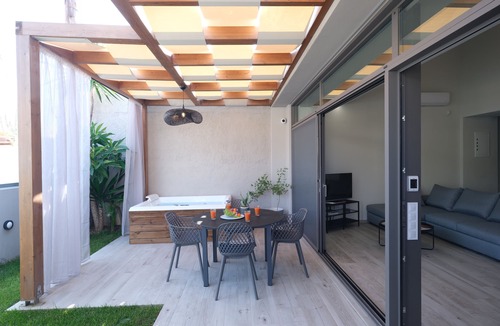 Adelianos Kampos Villa | Perla, the Beach House. Private Beach sunbeds and umbrellas!