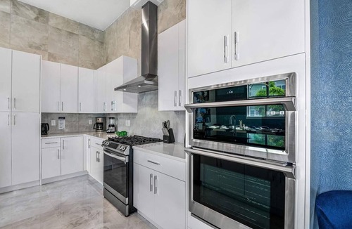 Loughman House | Posh Home w Sci-Fi Theme BR, Arcade, Theater, Game Loft, Spa Pool - Near Disney