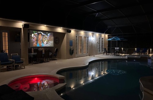 West Kissimmee House | Premium Villa, 2 Mils to Disney, South facing pool, jacuzzi, cinema & games-room