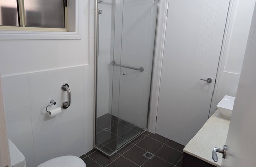 Oxenford House | Private 2-Bedroom Flat in Oxenford – Quiet, Comfortable & Close to Theme Parks