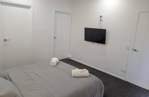 Oxenford House | Private 2-Bedroom Flat in Oxenford – Quiet, Comfortable & Close to Theme Parks