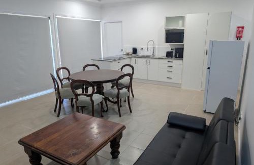 Oxenford House | Private 2-Bedroom Flat in Oxenford - Quiet, Comfortable & Close to Theme Parks
