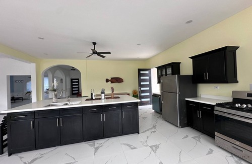 Runaway Bay Villa | Private Beachfront Lux Villa, 6-Ensuite Bedrooms