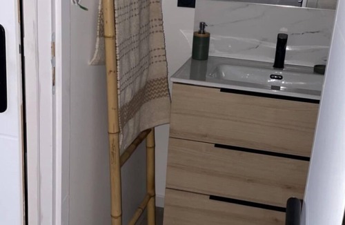 Decines-Charpieu Bed & Breakfast | Private outbuilding near groupama stadium and LDLC arena