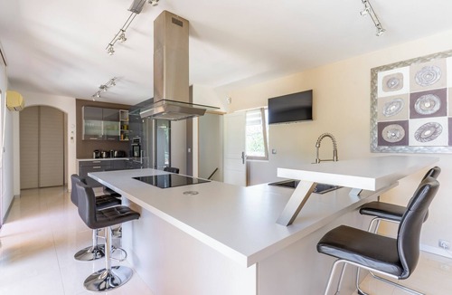La Crau Villa | Private Pool, Air Conditioning & Provençal Charm