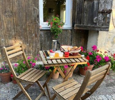 Saint-Gervais-sur-Roubion House | Provençal Farmhouse With Shared Pool In The Drôme