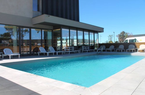 Signes Hotel | Provence Retreat w/Seasonal Pool Near OK Corral - 6.1 mi & Xtrem Park - 1.5 mi