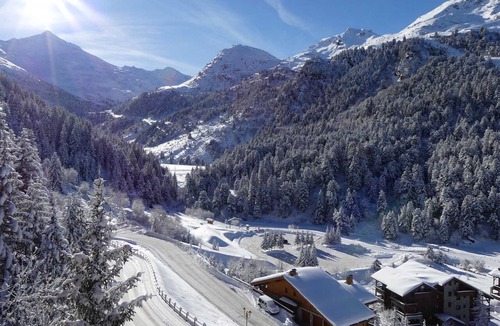 Meribel-Mottaret Apartment | Quiet duplex, bright living room with fireplace for 8 people