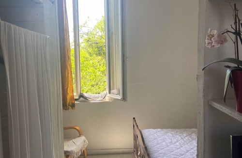 Saint-Germain-des-Fosses Apartment | Quiet studio overlooking the garden. Pets at no extra charge