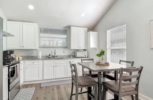 Dixieland Apartment | Quiet Historic Retreat | Walk to Lake Hunter