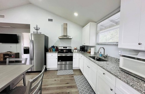 Dixieland Apartment | Quiet Historic Retreat | Walk to Lake Hunter