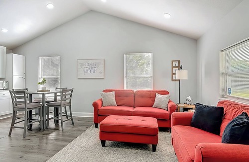 Dixieland Apartment | Quiet Historic Retreat | Walk to Lake Hunter
