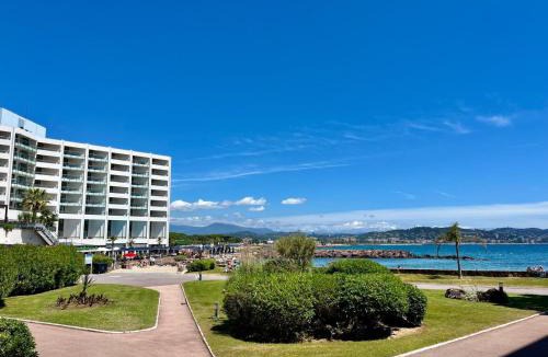 Mandelieu-la-Napoule Beach Apartment | Résidence Exceptionnelle - Appartement Standing avec Plage privée, Piscine, Tennis, Parking