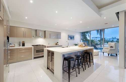 Broadbeach Waters House | Relaxed waterfront living