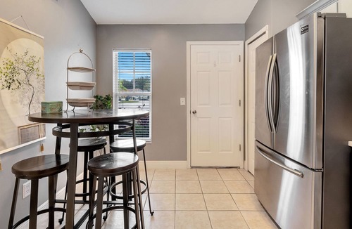 Wellington House | Relaxing Stay: Private Pool,King size master,Mins to Eateries, 15 to Attractions