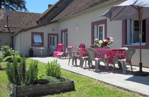 Monetay-sur-Loire Cottage | Renovated bourbon house with terrace, Wifi and parking