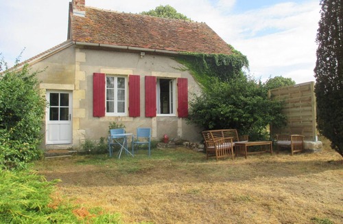 Lurcy-Levis Cottage | Renovated country house with private garden, pets allowed