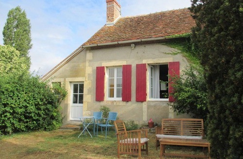 Lurcy-Levis Cottage | Renovated country house with private garden, pets allowed