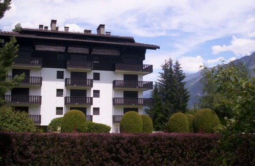 Chamonix City Centre Apartment | Renovated studio 16m2, terrace, pets allowed, parking, near Brévent cable car
