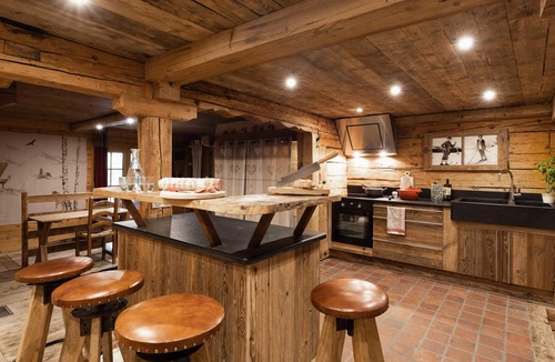 La Clusaz Ski Chalet | Renovated Savoyard chalet, 10 pers, near slopes, pets allowed