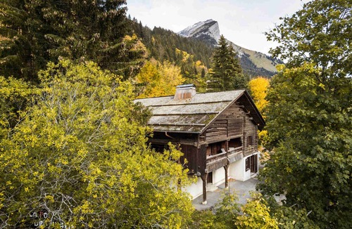 La Clusaz Ski Chalet | Renovated Savoyard chalet, 10 pers, near slopes, pets allowed