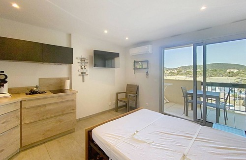 La Faviere Apartment | Renovated studio with air conditioning and pool in Bormes-les-Mimosas