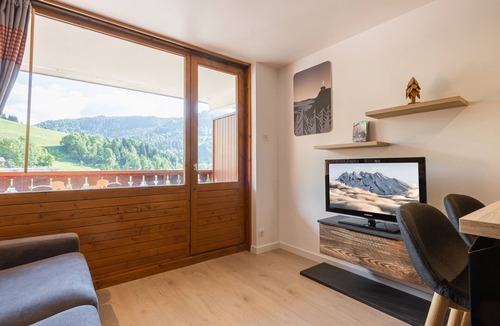 La Clusaz Apartment | Renovated studio near slopes & shops, includes garage
