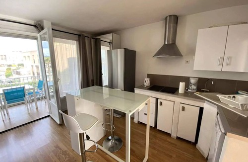 Le Brusc Apartment | Residence Suzy Plage - Beautiful apartment with sea view, beaches, shops and restaurants on foot