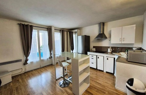 Le Brusc Apartment | Residence Suzy Plage - Beautiful apartment with sea view, beaches, shops and restaurants on foot