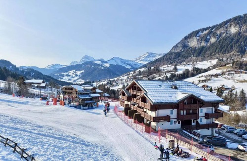 Flumet Apartment | Residence Le Schuss 1 - Apartment on the snow front of the Evettes