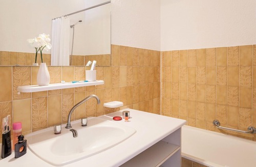 Saint-Tropez Apartment | Residence Pierre & Vacances Eden - Maeva Selection - Studio 4 People village side