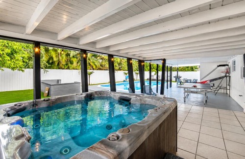 North Miami House | Resort-Style Miami Home Pool Sauna & Jaccuzi