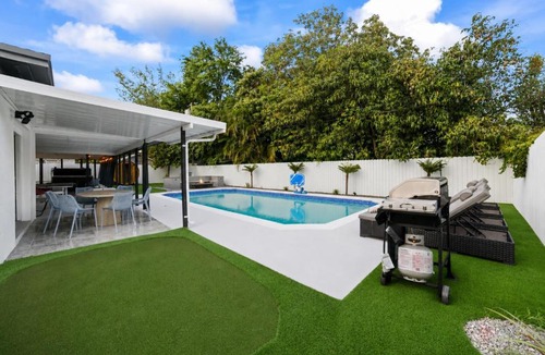 North Miami House | Resort-Style Miami Home Pool Sauna & Jaccuzi