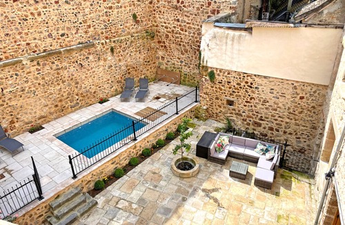 Herisson Cottage | Restored Old College: Medieval Charm, linens included