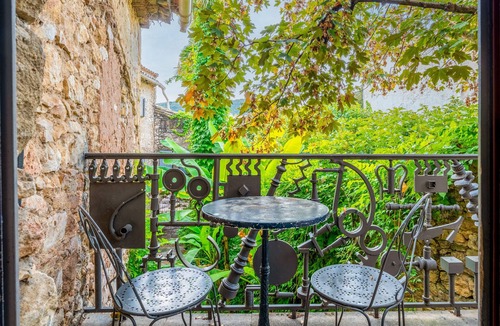 Collias Apartment | Room 'Chambre 10' with Shared Pool, Wi-Fi and Air Conditioning