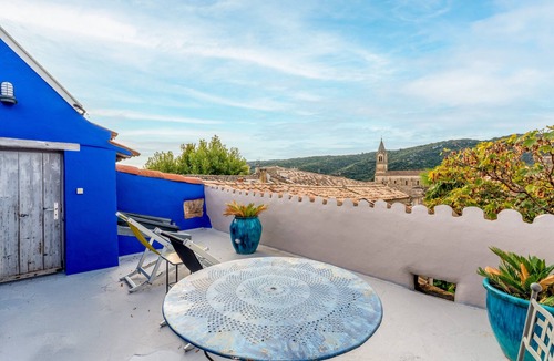 Collias Apartment | Room 'Chambre 10' with Shared Pool, Wi-Fi and Air Conditioning