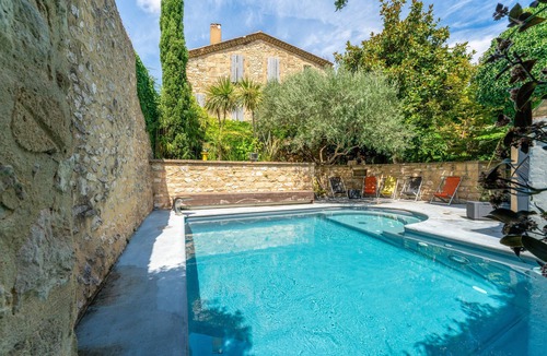 Collias Apartment | Room 'Chambre 11' with Shared Pool, Wi-Fi and Air Conditioning