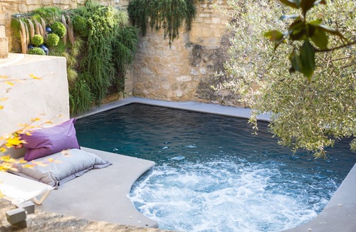 Collias Apartment | Room 'Chambre 11' with Shared Pool, Wi-Fi and Air Conditioning