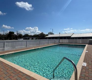 Eustis Hotel | Royal Inn